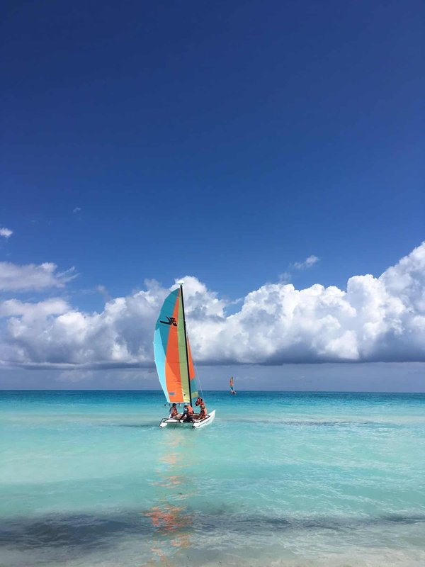 Comment planifier un itinéraire de camping pour découvrir les plages secrètes des Caraïbes?